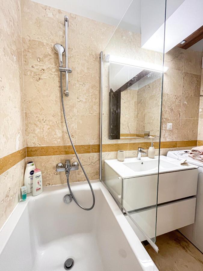 Uniquemoments Airport Apartment & Secure Parking & Airport Shuttle Jászvásár Kültér fotó