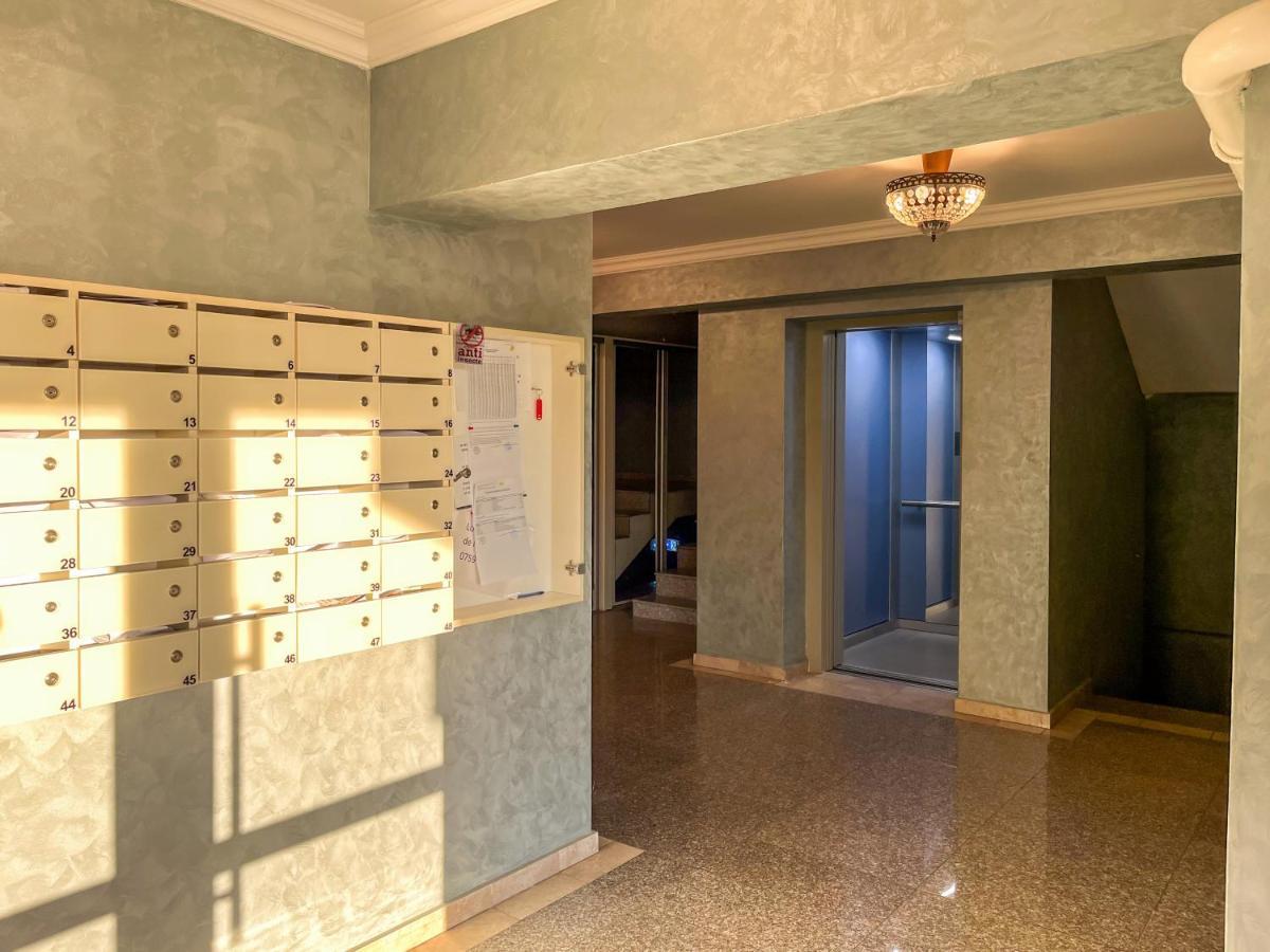 Uniquemoments Airport Apartment & Secure Parking & Airport Shuttle Jászvásár Kültér fotó